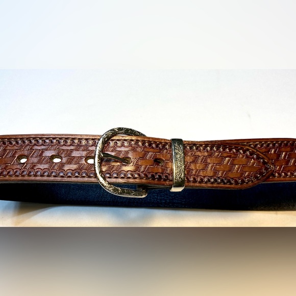 Mens Belt Brown Embossed Leather 31.5”- 37” Holes Silvertone Buckle Unbranded - Picture 3 of 7